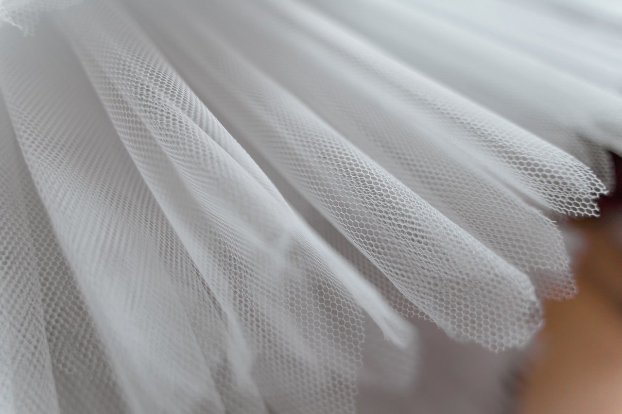 Как используется ткань-сетка для одежды